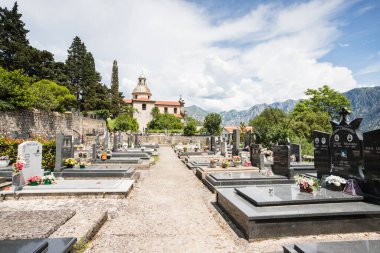 Karadağ 'ın Kotor Körfezi üzerindeki Prcanj Mezarlığı' ndaki mezarlar Haziran 2023 'te resmedildi.