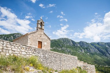 Aziz Sava Kilisesi, Mayıs 2023 'te Karadağ' da çekilmiş bir kıyı şeridinde bir dağın yamacını resmetmişti..