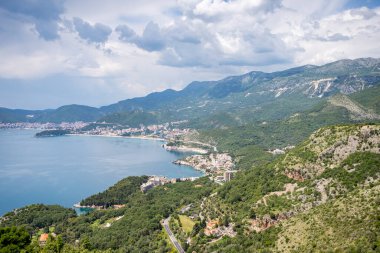 Karadağ kıyı şeridindeki bir zirvenin kıyısından Budva Riverira 'ya doğru nefes kesici bir manzara.