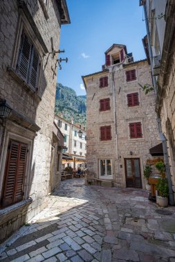 Haziran 2023 'te Karadağ' ın Kotor kentinin eski kesiminde, yüksek binalar ve kaldırım taşlarının yer aldığı tipik bir dar sokak..