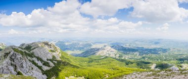 Lovcen Ulusal Parkı Dağları, Karadağ 'daki Petar II Petroviç-Njegos mozolesinden çok görüntülü bir manzara olarak ele geçirildi.