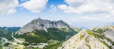 Karadağ 'daki Lovcen Ulusal Parkı' nın en yüksek zirvesi olan Lovcen Dağı 'ndan Stirovnik' in çok görüntülü manzarası.