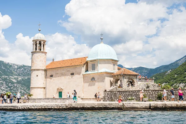 Tourists Pictured Exploring Islet Church Our Lady Rocks Seen Montenegro — Stock Photo, Image
