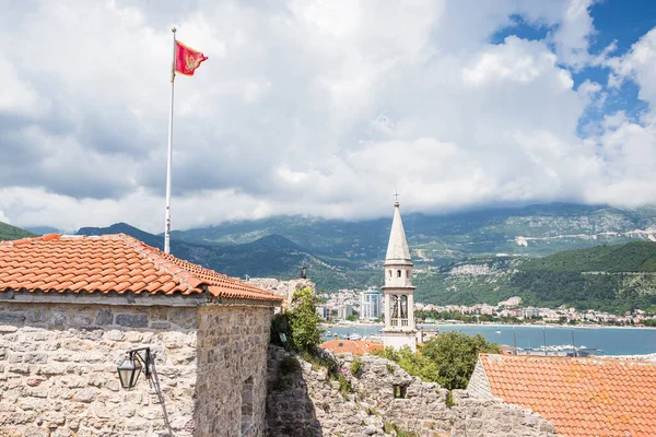 Montenegró Büszkén Repül Budva Óvárosa Felett Templomok Középkori Épületek Mellett — Stock Fotó