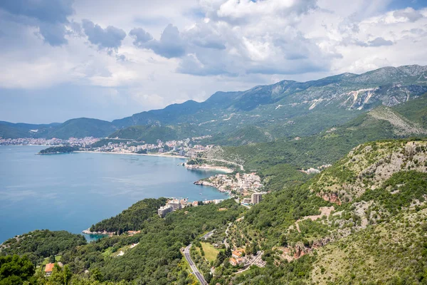 Karadağ kıyı şeridindeki bir zirvenin kıyısından Budva Riverira 'ya doğru nefes kesici bir manzara.