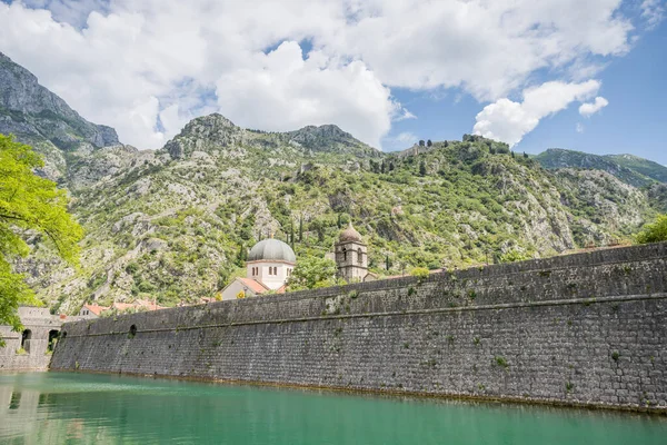 在2023年5月的一个晴朗的日子里 水在黑山科托尔与中世纪的Valier堡垒相遇 图库图片