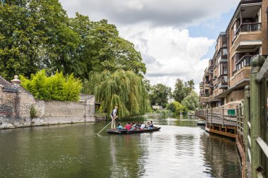 Ağustos 2023 'te Cambridge' in Quayside bölgesindeki Cam Nehri 'nde bir tekne dolusu insan seyahat ediyor..