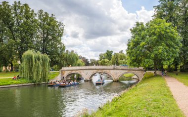 Ağustos 2023 'te Cambridge' de Kuzey Paddock 'tan geçen tekneleri izlerken.