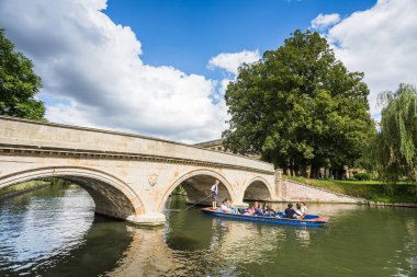 Ağustos 2023 'te Cambridge' deki Cam nehri üzerindeki Trinity Köprüsü 'nün altından turist dolu bir tekne geçerken görüldü..