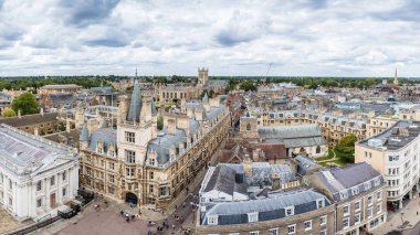 Ağustos 2023 'te Cambridge' de yüksek bir noktadan görülen, Senato Binası ve Trinity Caddesi 'ni süsleyen çoklu görüntü panoraması..