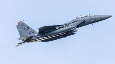 494. Avcı Filosu 'ndan bir F-15E Strike Eagle Ağustos 2023' te Suffolk 'taki RAF Lakenheath' den eğitim için ayrılır..