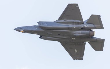 495. Avcı Filosu 'na atanmış bir F-35A savaş uçağı Ağustos 2023' te Suffolk 'taki RAF Lakenheath' dan eğitim için havalanıyor..