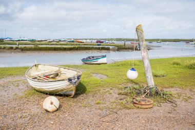 Kuzey Norfolk sahilindeki Brancaster Stadyumu 'nda Ağustos 2023' te dalgaların çekildiği yerde kayık, şamandıra ve ip resimleri çekildi..