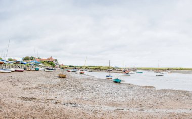 Kuzey Norfolk kıyısındaki Burnham Overy Staithe 'de 2023 Ağustos' unda görülen teknelerin çoklu görüntüsü..