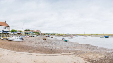 Kuzey Norfolk sahilindeki Burnham Overy Stadyumu 'na bakan çoklu görüntü panoraması Ağustos 2023' te alçak gelgitte görüldü..