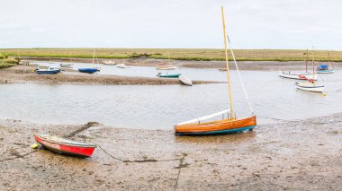 Kuzey Norfolk kıyısındaki Burnham Overy Staithe 'de 2023 Ağustos' unda görülen teknelerin çoklu görüntüsü..