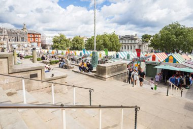 Norwich pazarı, Ağustos 2023 'te Norwich' teki St. Peters Caddesi 'nden çekilen merdiven ve parmaklıkların altında görüldü..