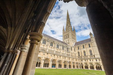 Norwich Katedrali 'ndeki manastırlardan bir kemer, Ağustos 2023' te resmedilen dörtgenin üstündeki Norwich Katedrali 'ni çerçeveliyor..
