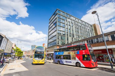 Ağustos 2023 'te Norwich şehir merkezinde St. Stephens Caddesi boyunca çift katlı otobüsler görüldü..