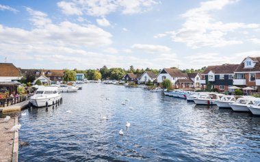 Ağustos 2023 'te Hoveton, Norfolk' taki Wroxham Köprüsü 'nden görülen Norfolk Kadınları' nın tipik bir manzarası..