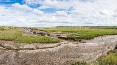 Kuzey Norfolk kıyısındaki Titchwell 'deki çamur düzlüklerinin ve bataklıkların çoklu görüntüsü..