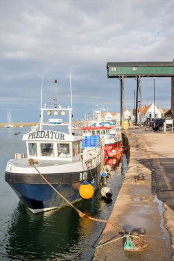2023 Ağustosunun bir akşamında Kuzey Norfolk kıyısındaki Wells limanına demirlemiş balıkçı tekneleri..