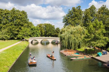 Ağustos 2023 'te Cambridge' deki Trinity Köprüsü 'nün önünde kameraya çekilen turistleri çeken gösteriler.