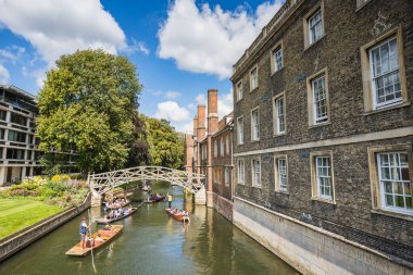 Matematiksel Köprü, Cambridge 'deki River Cam' de oynanan ve Ağustos 2023 'te Queens Koleji' nin iki bölümünü birbirine bağlayan tekneler üzerinde gerilir..