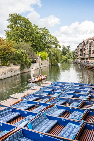 Ağustos 2023 'te Cambridge' in Quayside bölgesinde turistlerle dolu bir tekne boş gezintiler yapıyor..