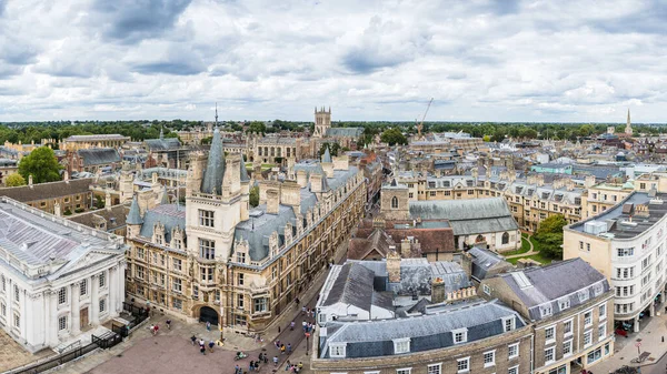Ağustos 2023 'te Cambridge' de yüksek bir noktadan görülen, Senato Binası ve Trinity Caddesi 'ni süsleyen çoklu görüntü panoraması..