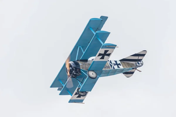 2023年9月 サウスポートの上空で見たドイツ空軍の飛行機 Fokker Dr1 のレプリカ — ストック写真