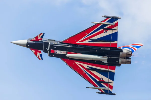 英国皇家空军台风或代号为 21世纪杰克 的欧洲战斗机于2023年9月在默西塞德郡南港表演 — 图库照片
