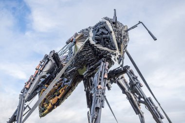 Manchester Şiddet Karşıtı Arı Anıtı Shropshire Heykel Parkı 'nda 21 Ekim 2023' te Oswestry 'de resmedildi.