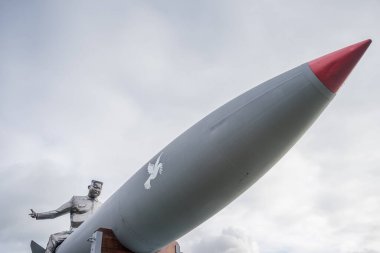 21 Ekim 2023 'te Shropshire Heykel Parkı' nda çekilmiş diktatörlük karşıtı heykel..