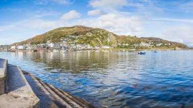 Ekim 2023 'te dalgaların çekildiği rıhtımdan çekilen Barmouth limanının çok görüntülü manzarası..