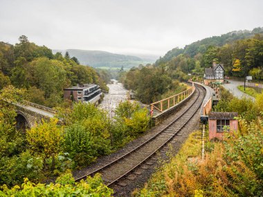 23 Ekim 2023 'te Llangollen, Dee Nehri ve Chainbridge Oteli' nin etrafında bükülen demiryolu HDR panoraması görüldü..