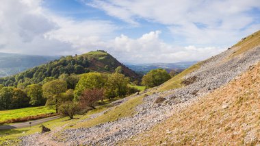 Castell Dinas Bran 'ın kalıntıları Galler' deki Llangollen tepesinde Clwydian Sıradağları 'nın kıyısından görüldü..