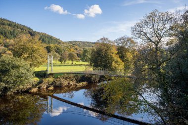 İstihkamcılar Askı Köprüsü, sonbaharda görülen Betws-y-Coed 'deki Afon Llugwy boyunca uzanır..