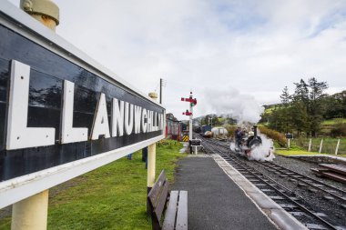 Winifred, bir Hunslet Motor Şirketi buhar treni 26 Ekim 2023 tarihinde Bala Gölü Demiryolu boyunca yolcu almak için Llanuwchllyn 'e varır..