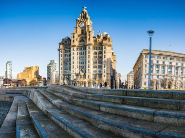 1 Ocak 2024 'te Liverpool rıhtımında Royal Liver Binası' na uzanan basamaklara bakan çok görüntülü bir manzara görüldü..