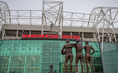 Manchester United efsaneleri George Best, Denis Law ve Sir Bobby Charlton 'ın yer aldığı Birleşik Üçlemeci heykeli, 2 Ocak 2024 tarihinde Manchester' daki Old Trafford stadyumu ve Sir Matt Busby heykeliyle karşı karşıya geldi..