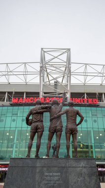 Manchester United efsaneleri George Best, Denis Law ve Sir Bobby Charlton 'ın yer aldığı Birleşik Üçlemeci heykeli, 2 Ocak 2024 tarihinde Manchester' daki Old Trafford stadyumu ve Sir Matt Busby heykeliyle karşı karşıya geldi..