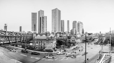 2 Ocak 2024 'te Manchester' da çekilen Deansgate ve The Residences gökdelen kompleksinin çoklu görüntüsü..