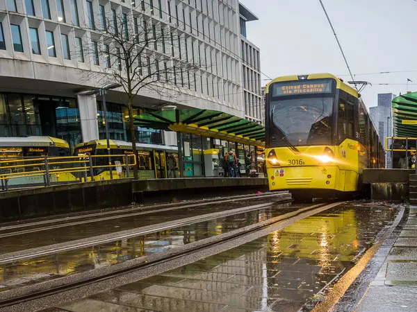 2 Ocak 2024 tarihinde Manchester Metrolink taşıma ağındaki St Peters Meydanı istasyonunda çekilmiş canlı sarı bir tramvay..