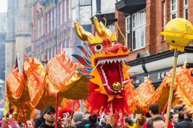 Çok güzel dekore edilmiş ejderhanın resmi 11 Şubat 2024 'te Liverpool' da geleneksel Çin Yeni Yıl Ejderhası dansını yapıyor..