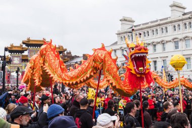 Liverpool 'da geleneksel Çin Yeni Yıl Ejderhası dansını sergileyen güzel dekore edilmiş ejderhanın yakın çekimi 11 Şubat 2024' te Paifang 'ın önünde görüldü..
