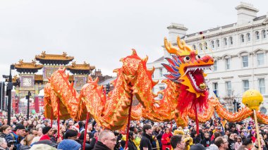 Liverpool 'da geleneksel Çin Yeni Yıl Ejderhası dansını sergileyen güzel dekore edilmiş ejderhanın yakın çekimi 11 Şubat 2024' te Paifang 'ın önünde görüldü..