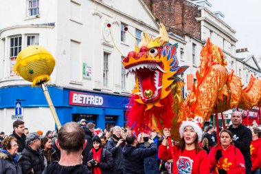 Çok güzel dekore edilmiş ejderhanın resmi 11 Şubat 2024 'te Liverpool' da geleneksel Çin Yeni Yıl Ejderhası dansını yapıyor..