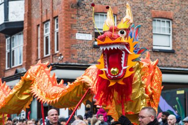 Çok güzel dekore edilmiş ejderhanın resmi 11 Şubat 2024 'te Liverpool' da geleneksel Çin Yeni Yıl Ejderhası dansını yapıyor..