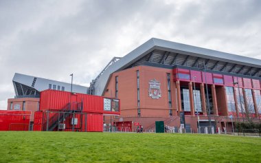 Anfield Stadyumu Mart 2024 'te bir çimen alanı üzerinde resmedildi. Liverpool FC 'nin evi son stadyum gelişiminin tamamlanmasına çok az kaldı..
